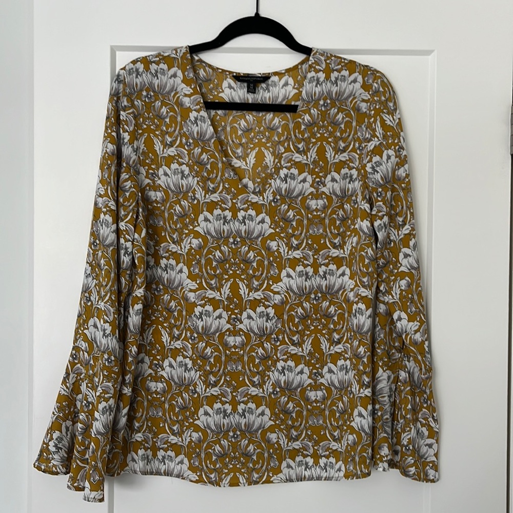 V neck blouse with ruffle sleeve